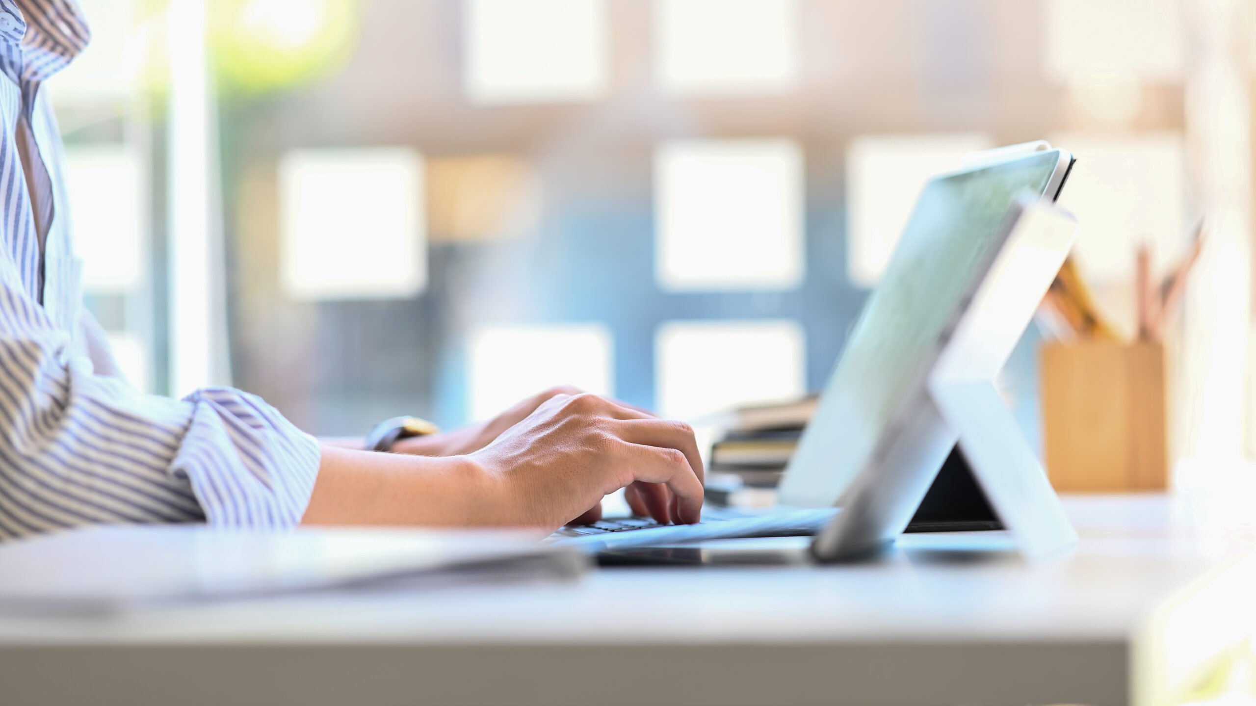 Close-up,Creative,Man,Working,As,Secretary,Typing,On,Computer,Tablet